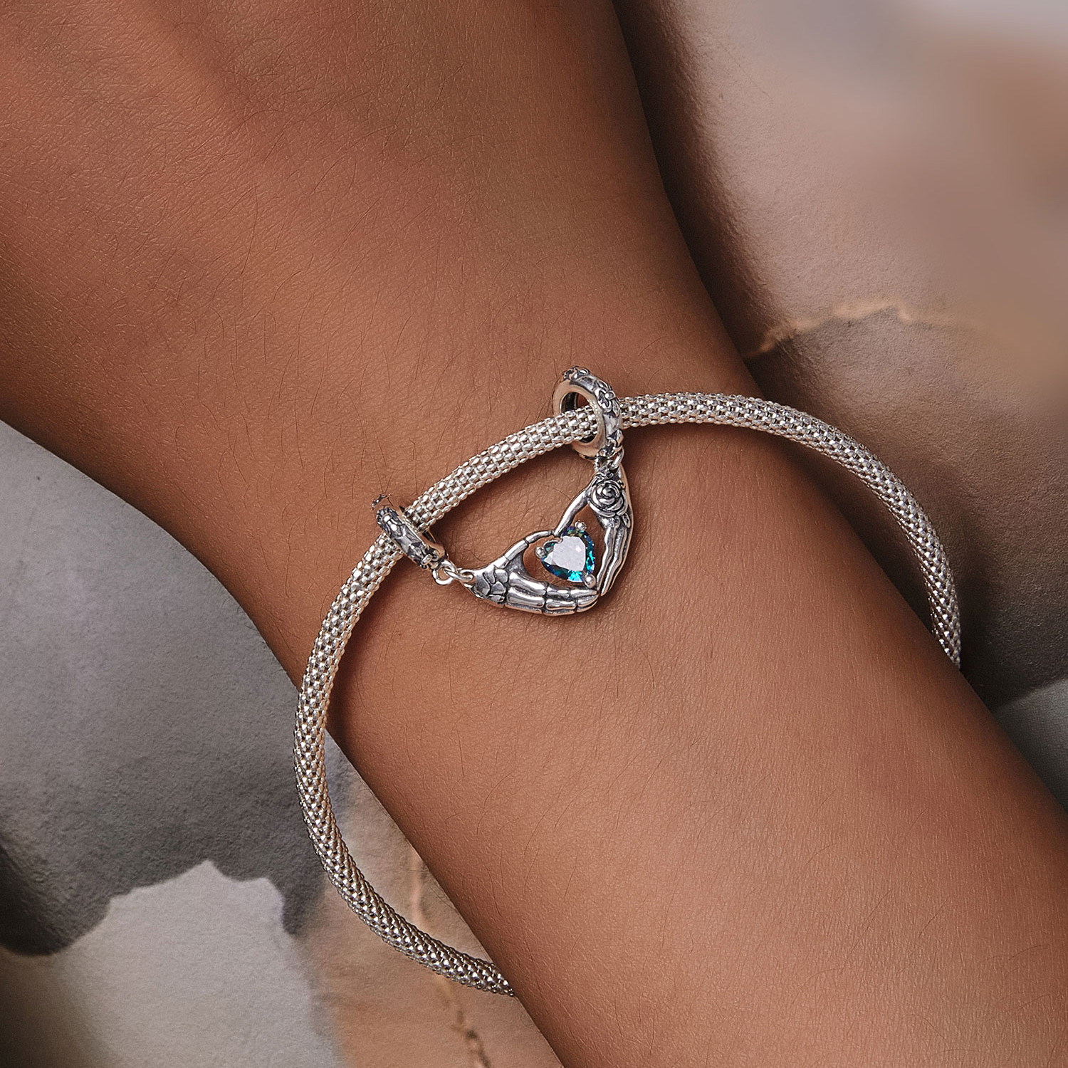 ΑΣΗΜΕΝΙΟ CHARM (925) Couple holding hands - Image 2