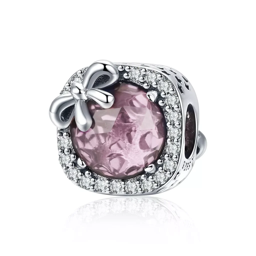 Ασημένιο charm 925 με κεντρική μωβ πέτρα cushion και λεπτομέρεια φιόγκου με ζιρκόνια